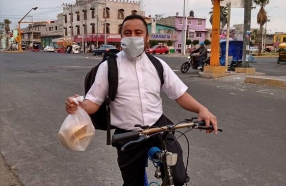 Este sacerdote lleva despensas en bicicleta a los más necesitados