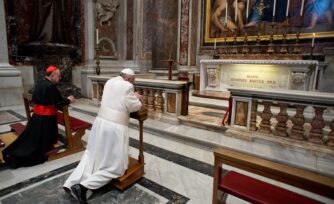 Papa Francisco: La oración es encender una luz en la noche