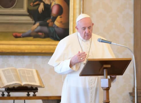 El Papa Francisco reza por las madres del mundo