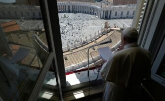 Papa en el Regina Coeli: Las personas antes que la economía