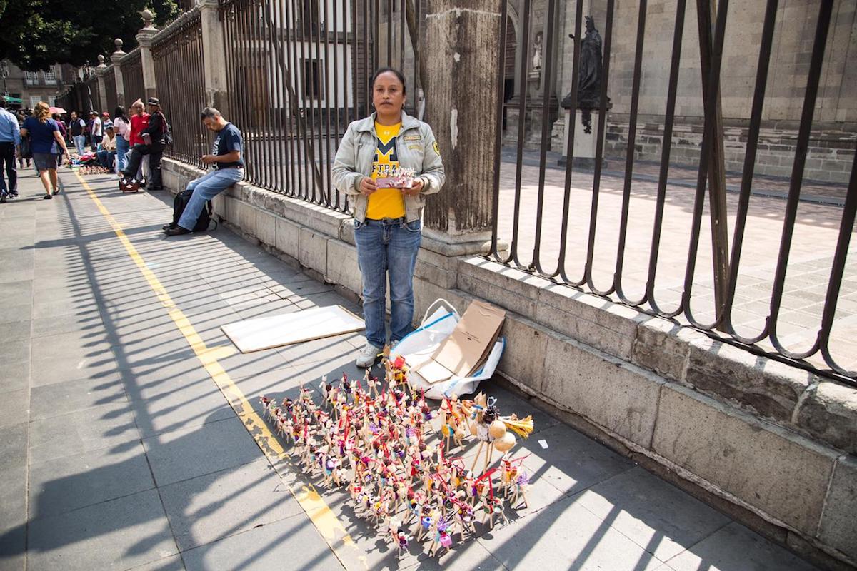 Es común encontrar artesanos vendiendo mulas decorativas en las afueras de la Catedral Metropolitana. Foto: María Langarica