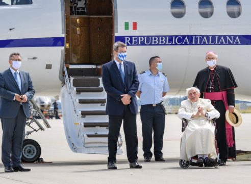 Secretario de Benedicto XVI habla sobre mejora en la salud del Papa