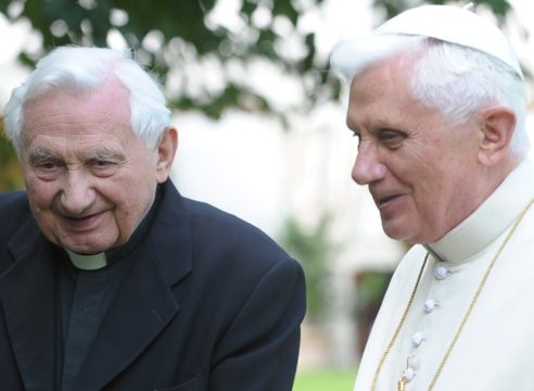 Benedicto XVI viaja a Alemania para estar junto a su hermano enfermo