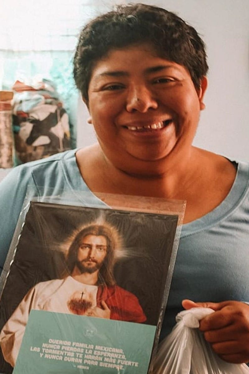 Las familias también recibe una imagen del Sagrado Corazón y un mensaje de esperanza de sus donantes. Foto: Cortesía Maru Ruesga