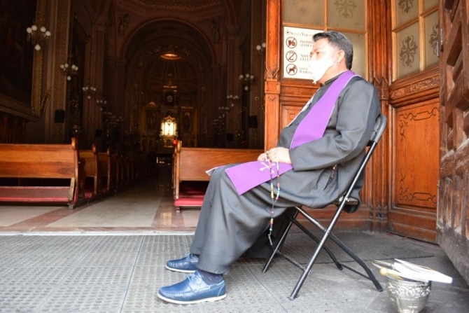 Sacerdote confesando en tiempos de COVID-19