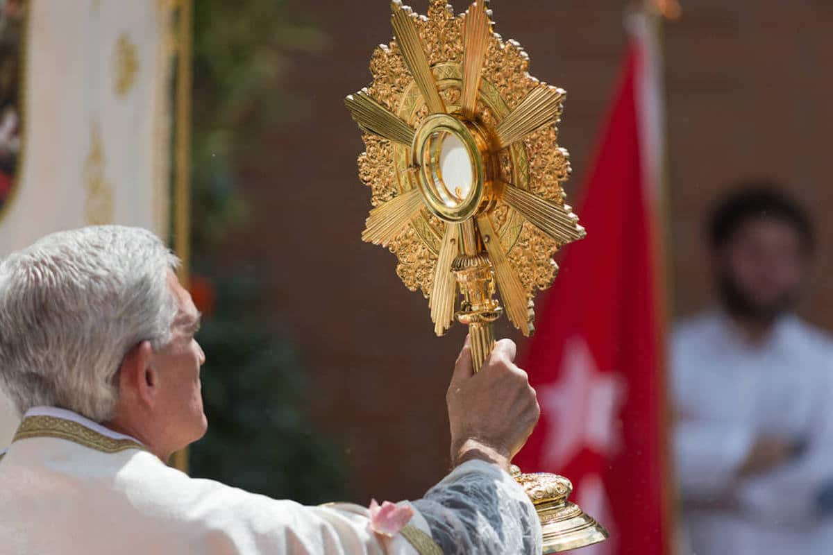 Con la expresión latina Corpus Christi, la iglesia alude al Cuerpo de Cristo presente en el Santísimo.