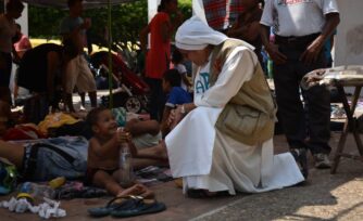 Un manual para acompañar en su camino a migrantes