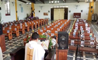 La iglesia en El Salvador que colocó fotos y velas por su comunidad