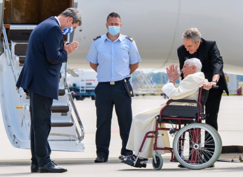 Benedicto XVI ya está de regreso en El Vaticano