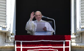 Papa Francisco en el Ángelus: Dios no le teme a nuestras heridas