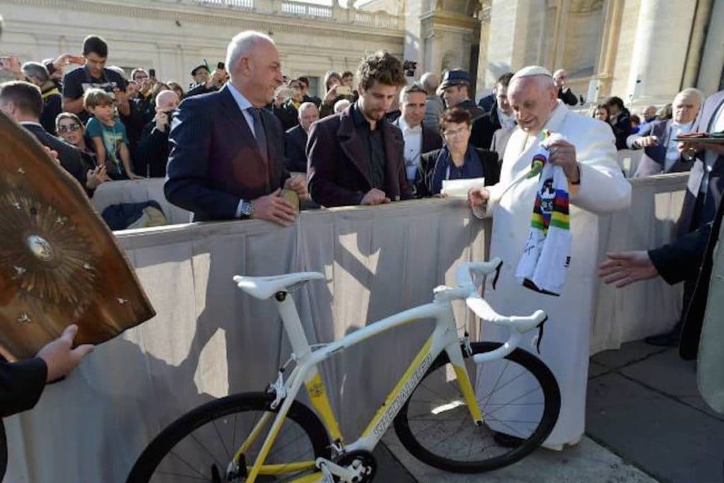 Peter Sagan donó al Papa una bicicleta que será subastada para hacer frente al COVID-19.