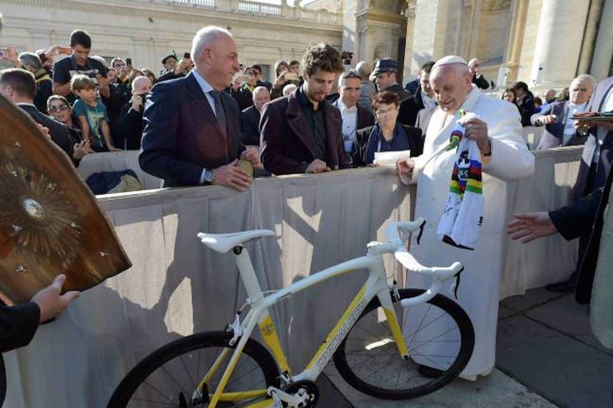 COVID-19: El Papa promueve una subasta deportiva en pro de hospitales