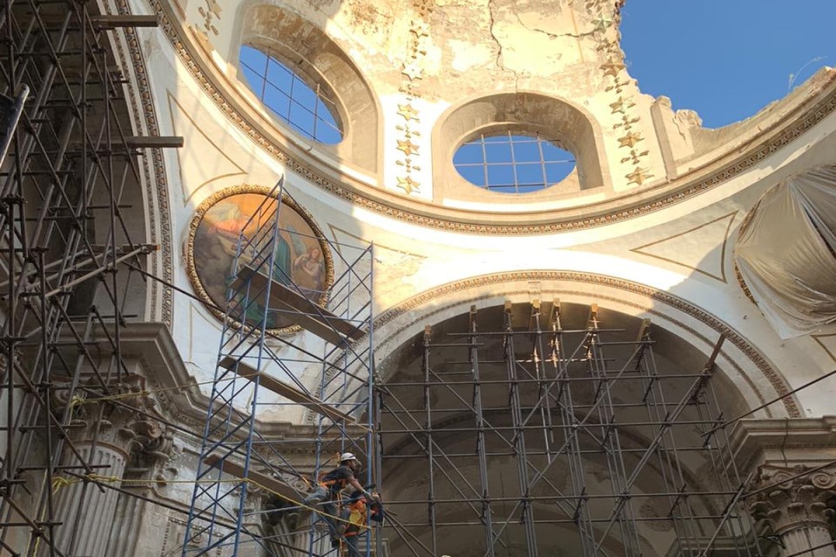 Se ha hecho apuntalamiento y reforzamiento de la estructura de la parroquia para evitar el colapso total de la cúpula. Foto: P. Salvador Barba/Cortesía