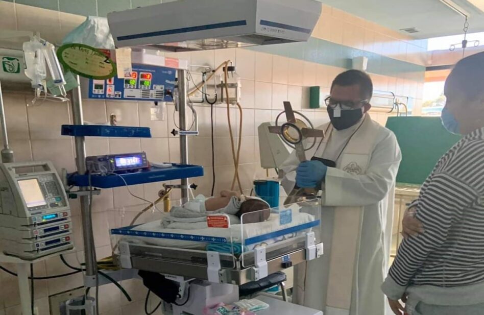 Sacerdote lleva al Santísimo Sacramento a pacientes con COVID-19