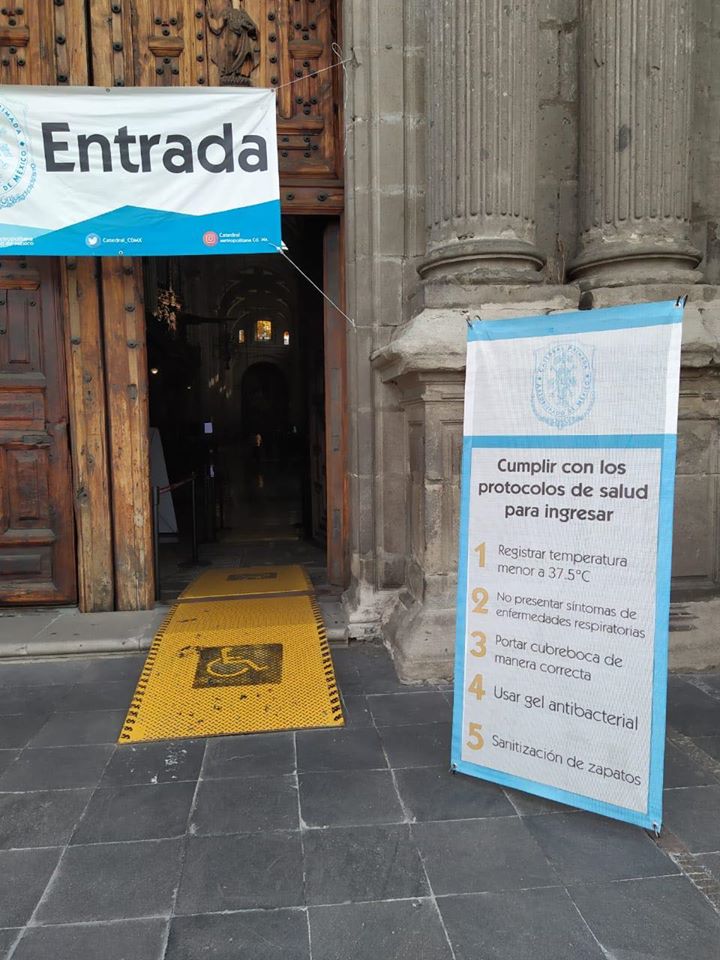 Un letrero muestra las indicaciones sanitarias a la entrada de la Catedral Metropolitana. Foto: Desde la fe.