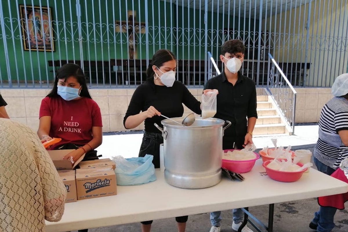 Jóvenes voluntarios del comedor emergente por COVID-19 en Azcapotzalco.