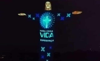 VIDEO: Cristo de Brasil se ilumina para honrar a fallecidos por COVID-19