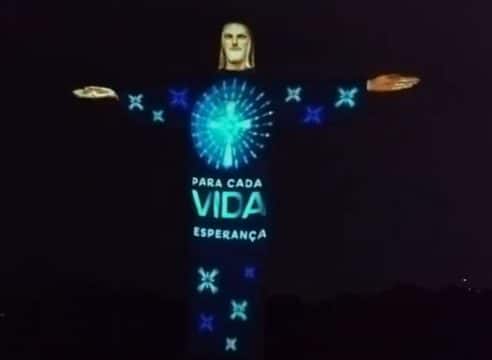 VIDEO: Cristo de Brasil se ilumina para honrar a fallecidos por COVID-19