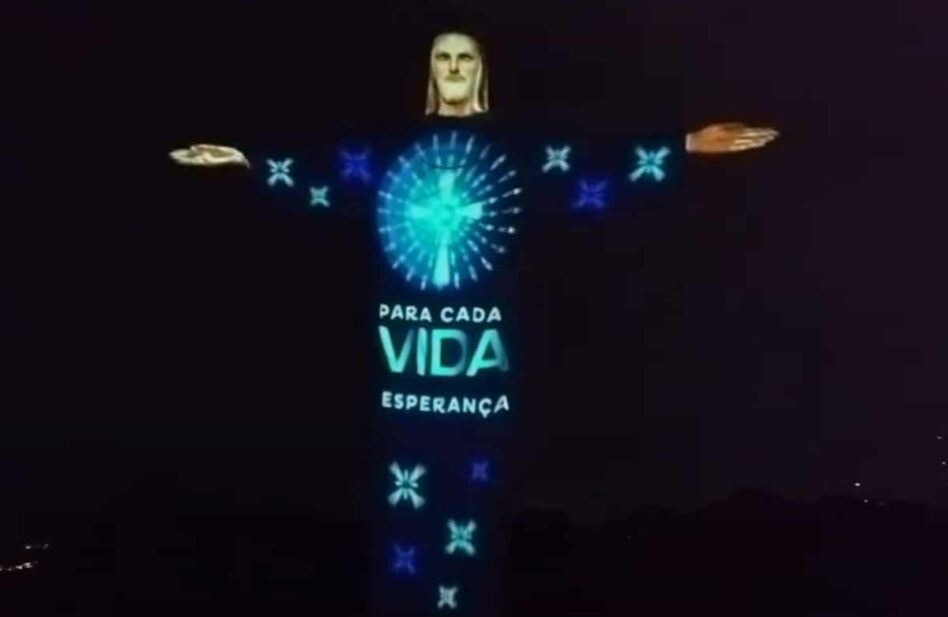 VIDEO: Cristo de Brasil se ilumina para honrar a fallecidos por COVID-19