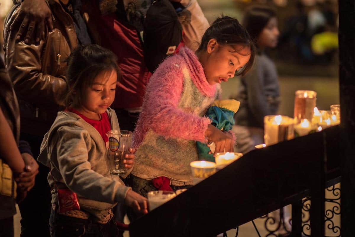 Dos niñas encienden una vela. Foto: María Langarica
