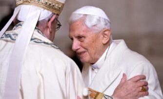 La carta del Papa Francisco a Benedicto XVI por la muerte de su hermano