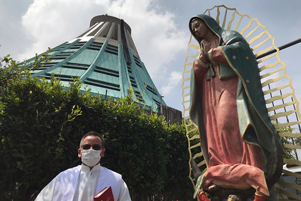 El padre Efraín bendijo la imagen en la Basílica de Guadalupe. Foto: Unión de Voluntades