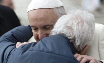 Así puedes 'abrazar' a los adultos mayores, como pidió el Papa Francisco