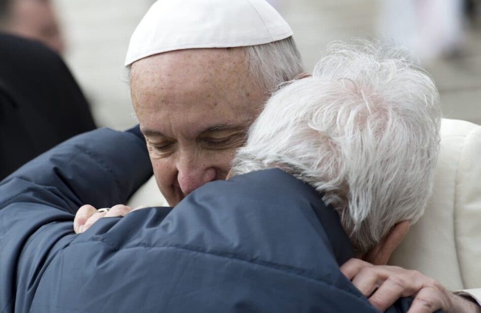 Así puedes 'abrazar' a los adultos mayores, como pidió el Papa Francisco