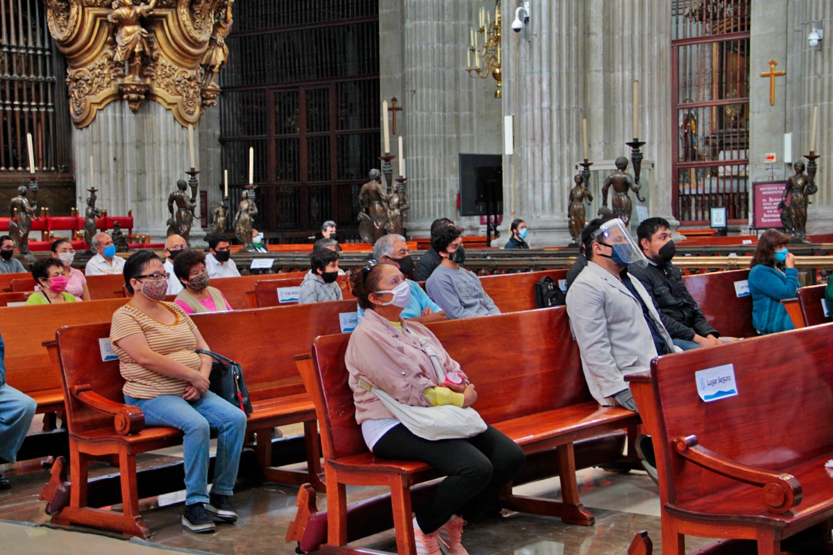 Los fieles respetaron la sana distancia en la Catedral Metropolitana. Foto: Alejandro García/Desde la fe.