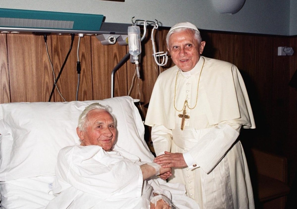 El entonces Papa Benedicto XVI visita en el hospital a su hermano. Foto: Vatican Media.