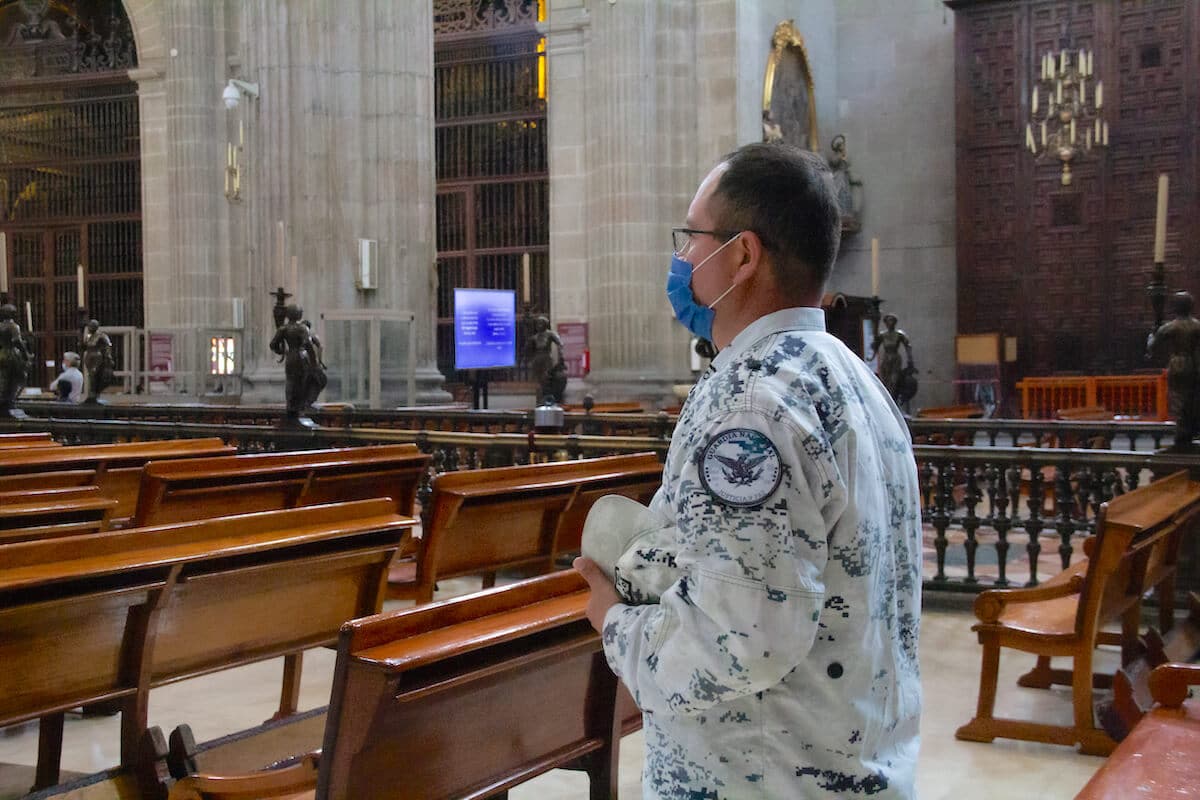 Un feligrés reza al interior de la Catedral de México. Foto: Javier Juárez