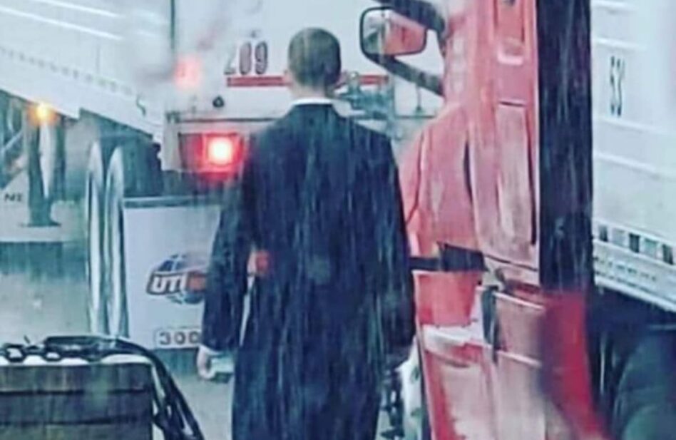 El sacerdote que atendió a los heridos de un accidente bajo la lluvia