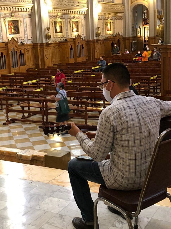 La Misa en la Sagrada Familia contó con acompañamiento musical con medidas de sanidad, como lo establece el protocolo de regreso. Foto: Sagrada Familia/Cortesía.