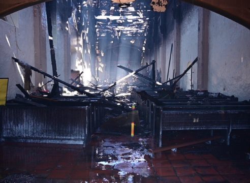 Un incendio dañó la histórica Misión de San Gabriel, en California