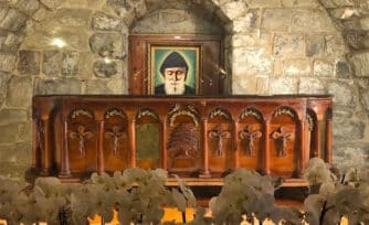 La extraña sudación de la tumba de San Charbel que ayuda a sanar