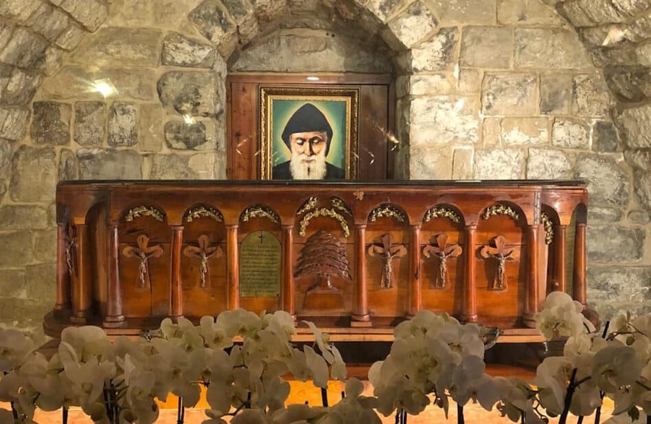 La extraña sudación de la tumba de San Charbel que ayuda a sanar