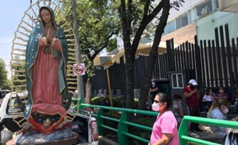 La Virgen de Guadalupe visita hospitales COVID-19 de la CDMX