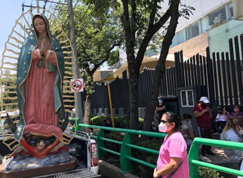 La Virgen de Guadalupe visita hospitales COVID-19 de la CDMX