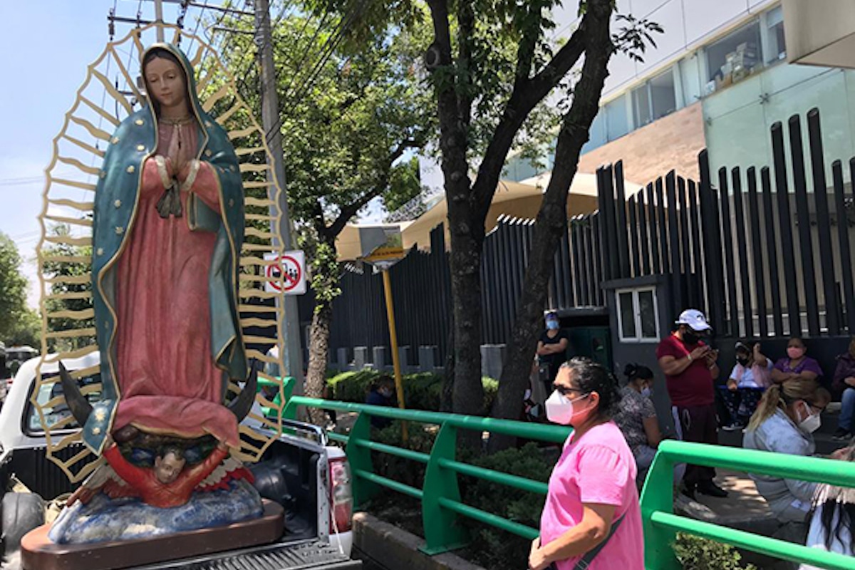 La Virgen de Guadalupe lleva consuelo a personas que esperan a sus familiares en las afueras de hospitales COVID. Foto: Unión de Voluntades