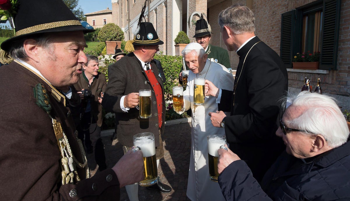 Benedicto XVI bebiendo un tarro de cerveza