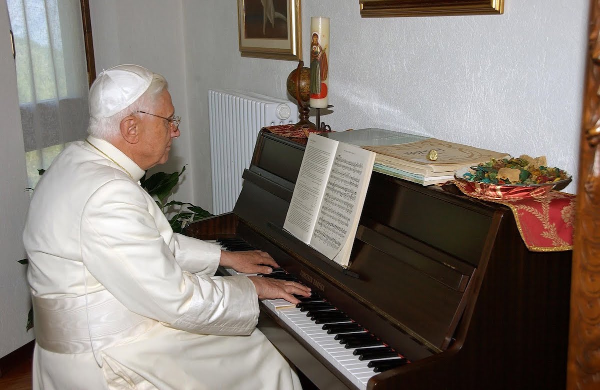 Benedicto XVI al piano
