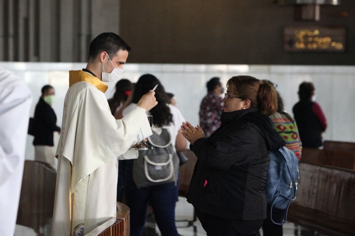Por primera vez, Bernardo repartió a los fieles la Sagrada Eucaristía. Foto: Cortesía INBG