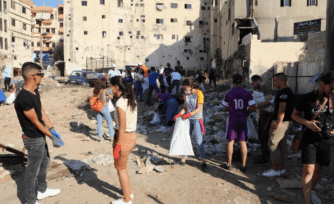 Jóvenes latinos se suman a la limpia de escombros en Beirut