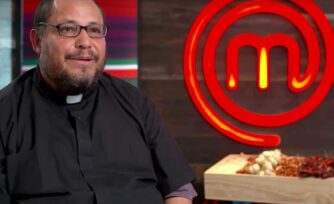 Sacerdote que participó en MasterChef, grave de salud