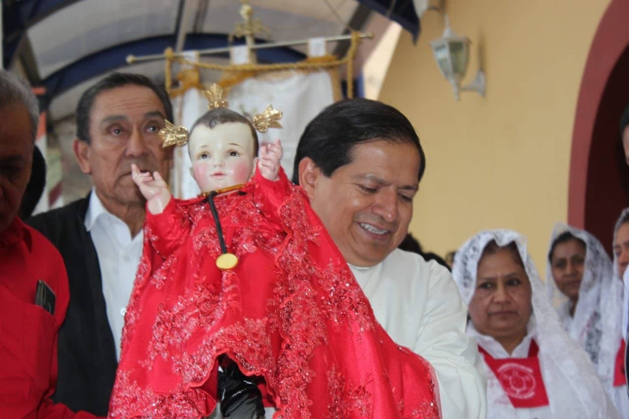El padre Jorge de la Rosa, rector del Santuario, con la imagen del Niño Jesús Doctor de los Enfermos.