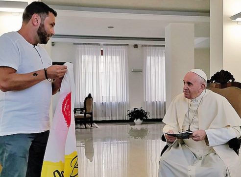 Papa Francisco consuela a hombre que perdió a sus padres por COVID-19