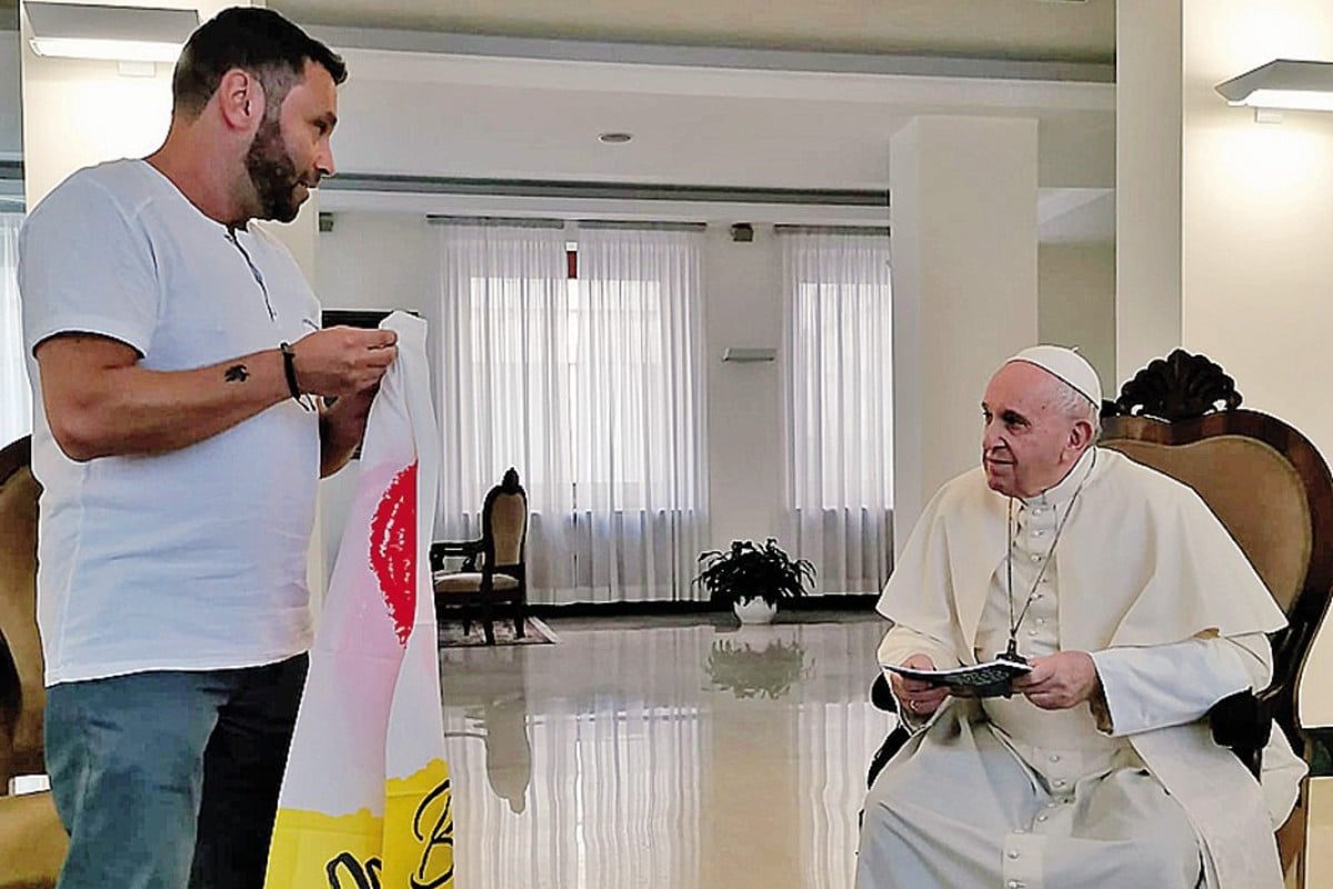 Papa Francisco consuela a hombre que perdió a sus padres por COVID-19