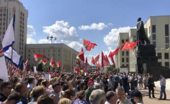 Fieles de Bielorrusia rezan el Padre Nuestro en medio de protestas