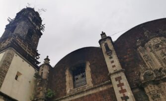 Bomberos apagan incendio en la iglesia de la Santa Veracruz