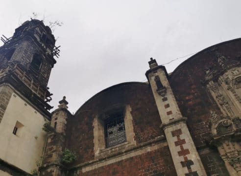 Bomberos apagan incendio en la iglesia de la Santa Veracruz